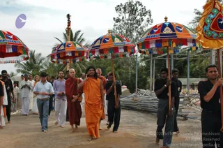 5-BUDDHIST-MONKS-VISIT-HDH-AT-BIDADI-ADHEENAM_Photo_1040_DSC_2535_CMP_WM