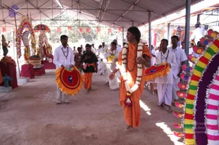 HDH-Arrives-at-the-temple_Photo_1018_IMG_6685_CMP_WM