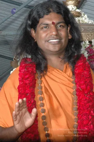 HDH-BLESSES-ALL-DEVOTEES-AT-TEMPLE_Photo_1000_DSC_6837_CMP_WM