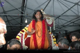 HDH-BLESSES-ALL-DEVOTEES-AT-TEMPLE_Photo_1001_DSC_6838_CMP_WM
