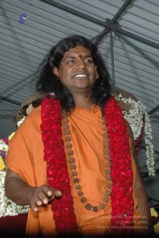 HDH-BLESSES-ALL-DEVOTEES-AT-TEMPLE_Photo_1002_DSC_6841_CMP_WM