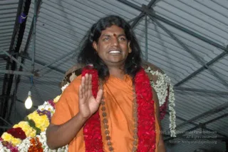 HDH-BLESSES-ALL-DEVOTEES-AT-TEMPLE_Photo_1003_DSC_6843_CMP_WM