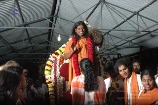 HDH-BLESSES-ALL-DEVOTEES-AT-TEMPLE_Photo_1004_DSC_6865_CMP_WM