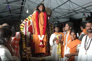 HDH-BLESSES-ALL-DEVOTEES-AT-TEMPLE_Photo_1005_DSC_6866_CMP_WM