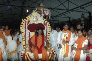 HDH-BLESSES-ALL-DEVOTEES-AT-TEMPLE_Photo_1010_DSC_6881_CMP_WM