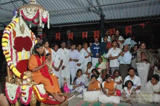 HDH-BLESSES-ALL-DEVOTEES-AT-TEMPLE_Photo_1012_DSC_6941_CMP_WM