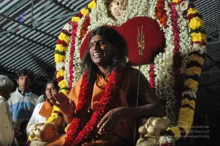 HDH-BLESSES-ALL-DEVOTEES-AT-TEMPLE_Photo_1019_DSC_7004_CMP_WM