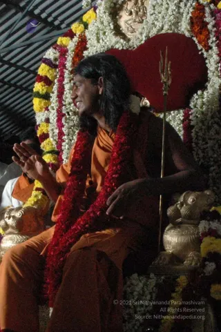 HDH-BLESSES-ALL-DEVOTEES-AT-TEMPLE_Photo_1021_DSC_7006_CMP_WM