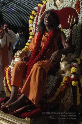 HDH-BLESSES-ALL-DEVOTEES-AT-TEMPLE_Photo_1027_DSC_7018_CMP_WM