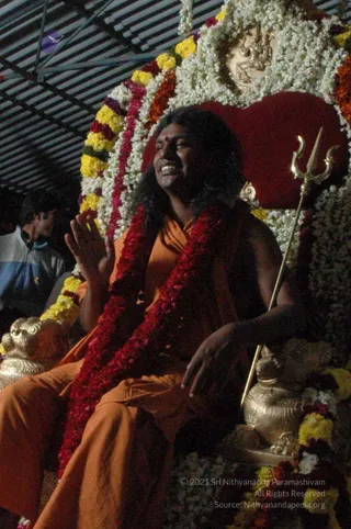 HDH-BLESSES-ALL-DEVOTEES-AT-TEMPLE_Photo_1028_DSC_7019_CMP_WM