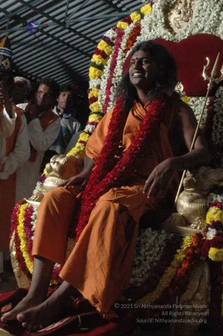 HDH-BLESSES-ALL-DEVOTEES-AT-TEMPLE_Photo_1029_DSC_7020_CMP_WM