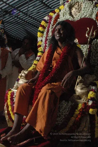 HDH-BLESSES-ALL-DEVOTEES-AT-TEMPLE_Photo_1030_DSC_7021_CMP_WM
