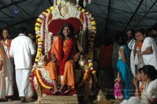 HDH-BLESSES-ALL-DEVOTEES-AT-TEMPLE_Photo_1031_DSC_7028_CMP_WM