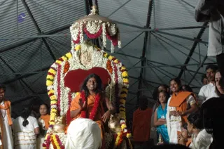 HDH-BLESSES-ALL-DEVOTEES-AT-TEMPLE_Photo_1034_DSC_7032_CMP_WM