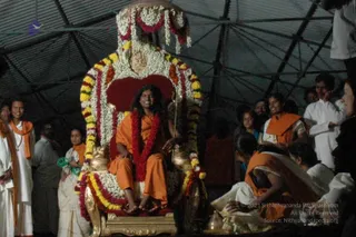 HDH-BLESSES-ALL-DEVOTEES-AT-TEMPLE_Photo_1036_DSC_7034_CMP_WM