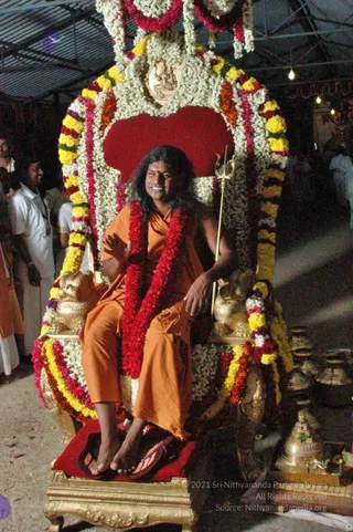 HDH-BLESSES-ALL-DEVOTEES-AT-TEMPLE_Photo_1038_DSC_7085_CMP_WM