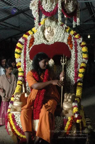 HDH-BLESSES-ALL-DEVOTEES-AT-TEMPLE_Photo_1040_DSC_7088_CMP_WM
