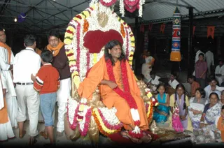 HDH-BLESSES-ALL-DEVOTEES-AT-TEMPLE_Photo_1041_DSC_7092_CMP_WM