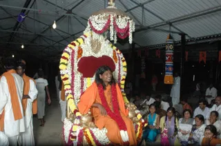 HDH-BLESSES-ALL-DEVOTEES-AT-TEMPLE_Photo_1043_DSC_7098_CMP_WM