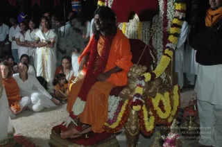 HDH-BLESSES-ALL-DEVOTEES-AT-TEMPLE_Photo_1049_DSC_7153_CMP_WM