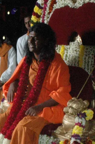 HDH-BLESSES-ALL-DEVOTEES-AT-TEMPLE_Photo_1050_DSC_7154_CMP_WM