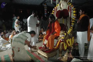 HDH-BLESSES-ALL-DEVOTEES-AT-TEMPLE_Photo_1052_DSC_7161_CMP_WM