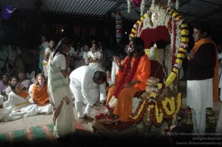 HDH-BLESSES-ALL-DEVOTEES-AT-TEMPLE_Photo_1053_DSC_7162_CMP_WM