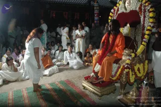 HDH-BLESSES-ALL-DEVOTEES-AT-TEMPLE_Photo_1054_DSC_7163_CMP_WM