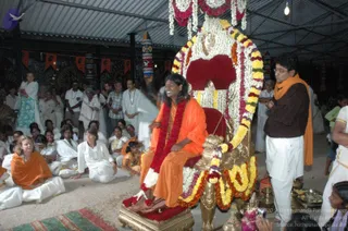 HDH-BLESSES-ALL-DEVOTEES-AT-TEMPLE_Photo_1055_DSC_7164_CMP_WM