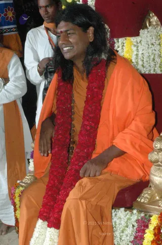 HDH-BLESSES-ALL-DEVOTEES-AT-TEMPLE_Photo_1056_DSC_7166_CMP_WM