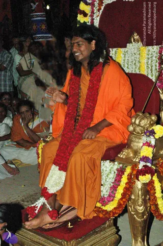 HDH-BLESSES-ALL-DEVOTEES-AT-TEMPLE_Photo_1058_DSC_7170_CMP_WM