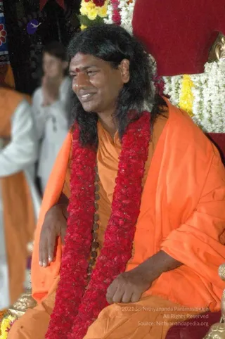 HDH-BLESSES-ALL-DEVOTEES-AT-TEMPLE_Photo_1059_DSC_7172_CMP_WM