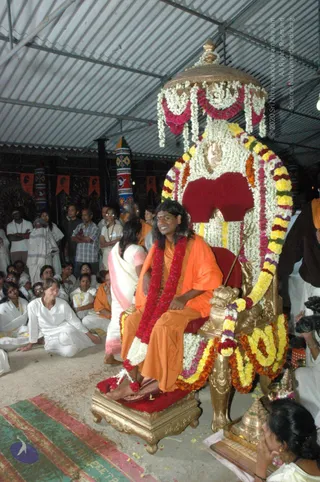 HDH-BLESSES-ALL-DEVOTEES-AT-TEMPLE_Photo_1062_DSC_7176_CMP_WM