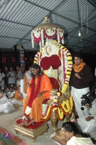 HDH-BLESSES-ALL-DEVOTEES-AT-TEMPLE_Photo_1063_DSC_7177_CMP_WM