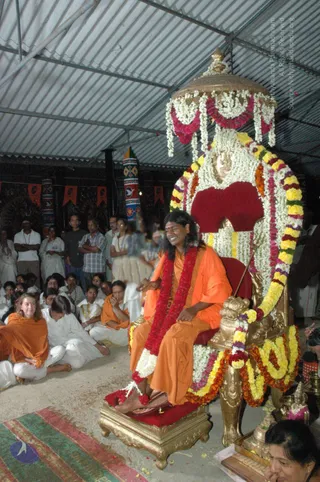 HDH-BLESSES-ALL-DEVOTEES-AT-TEMPLE_Photo_1067_DSC_7182_CMP_WM