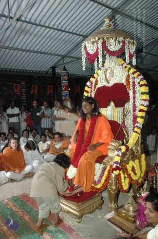 HDH-BLESSES-ALL-DEVOTEES-AT-TEMPLE_Photo_1068_DSC_7183_CMP_WM