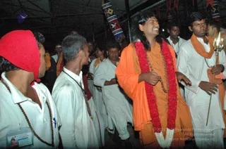 HDH-BLESSES-ALL-DEVOTEES-AT-TEMPLE_Photo_1071_DSC_7318_CMP_WM