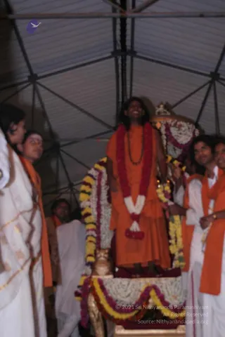 HDH-BLESSES-ALL-DEVOTEES-AT-TEMPLE_Photo_1072_IMG_6986_CMP_WM