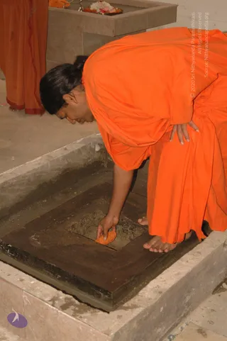 2007-November-7-to-9-Kailasa-in-LosAngeles-Making-of-Temple