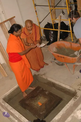 2007-November-7-to-9-Kailasa-in-LosAngeles-Making-of-Temple