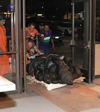 2007-November-7-to-9-Kailasa-in-LosAngeles-Making-of-Temple