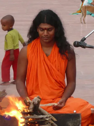 3_Swamiji-Performing-Homa_Photo_1002_P1090199_CMP_WM