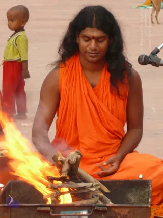 3_Swamiji-Performing-Homa_Photo_1003_P1090200_CMP_WM