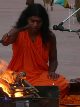 3_Swamiji-Performing-Homa_Photo_1004_P1090201_CMP_WM