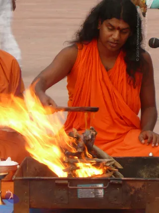 3_Swamiji-Performing-Homa_Photo_1005_P1090202_CMP_WM