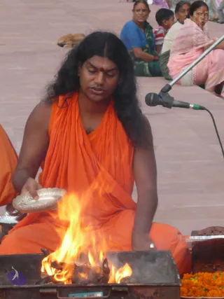 3_Swamiji-Performing-Homa_Photo_1006_P1090208_CMP_WM