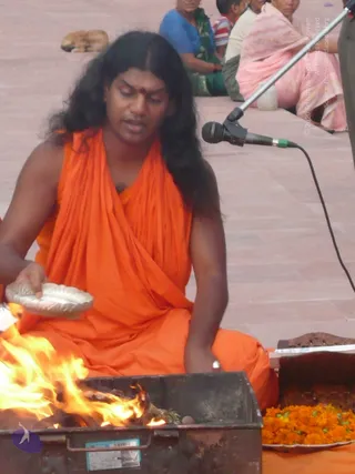 3_Swamiji-Performing-Homa_Photo_1007_P1090209_CMP_WM