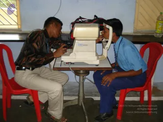 2009-Nithyananda-Youth-Foundation-Offers-Eyecheckup-to-Students