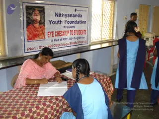 2009-Nithyananda-Youth-Foundation-Offers-Eyecheckup-to-Students