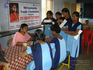 2009-Nithyananda-Youth-Foundation-Offers-Eyecheckup-to-Students